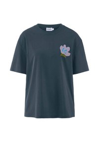 Donkergrijze katoenen t-shirt met korte mouwen en een ronde halslijn. Bevat een lichtroze en groene bloemenontwerp op de linkerkant van de borst.