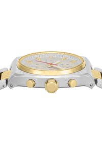 Orologio analogico argento e oro con quadrante bianco, sottoquadranti e pulsanti testurizzati. La cassa è in acciaio inossidabile con un accento in oro sulla lunetta.