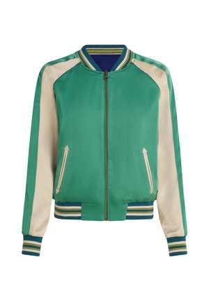 Zielona kurtka typu bomber z kremowymi rękawami, ściągaczem przy kołnierzu i mankietach. Posiada boczne kieszenie z detalami w kształcie strzałek oraz zapinana jest na zamek z przodu.