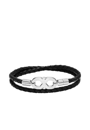 Kožený náramok v čiernej farbe, s pleteným dizajnom a strieborným zapínaním so symbolom. Elegantný a minimalistický štýl.