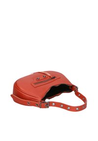 Borsa a tracolla rossa in pelle con finitura texture, chiusura con zip, tasca a soffietto e tracolla con borchie. Forma compatta e arrotondata.