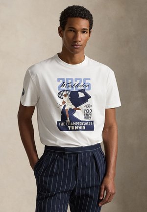 Polo Ralph Lauren, WIMBLEDON CLASSIC FIT GRAPHIC T-SHIRT - Trükipildiga T-särk - white