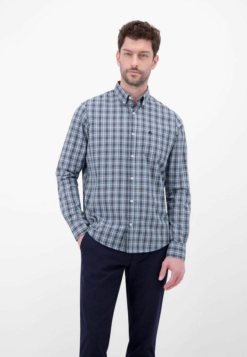 Męska koszula z długim rękawem na guziki w niebiesko-zieloną kratę, z zaostrzonym kołnierzykiem i kieszenią na piersi. Wykonana z bawełny.