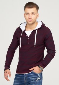 Bordeauxrot und schwarz gestreifter Langarm-Hoodie mit weißem Innenfutter, V-Ausschnitt und drei Knöpfen; mit Kordelzügen und taillierten Bündchen.