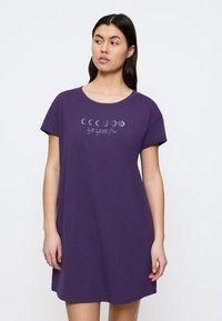 Fioletowa bawełniana sukienka T-shirtowa z krótkimi rękawami, z grafiką faz księżyca i tekstem. Luźny krój, okrągły dekolt i gładka faktura.