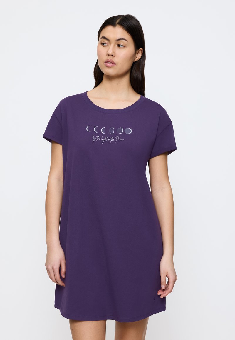 Fioletowa bawełniana sukienka T-shirtowa z krótkimi rękawami, z grafiką faz księżyca i tekstem. Luźny krój, okrągły dekolt i gładka faktura.