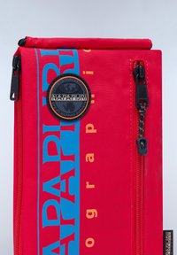 Borsa a sacchetto rossa con grande stampa grafica blu e arancione, hardware nero e una toppa circolare con il logo sul davanti. Chiusura con zip.