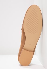 mint&berry Zapatos sin cordones - cognac
