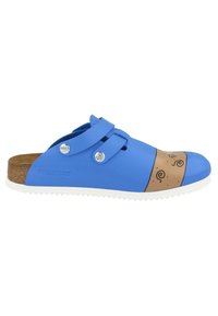 Blaue Holzschuhe mit einem braunen Vorderteil, das ein Wirbelmuster aufweist, zwei verstellbaren Riemen und einer weißen Gummisohle. Hergestellt aus glattem Material.