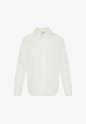 Chemise blanche à manches longues avec col pointu, boutons visibles sur le devant et ourlet légèrement arrondi.