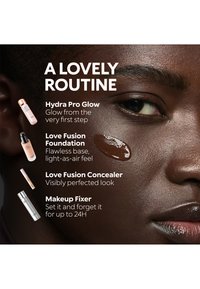 Gros plan sur un visage à la peau foncée avec un échantillon de fond de teint sur la joue, accompagné d'un texte énumérant des produits de soin de la peau et de maquillage pour une routine parfaite.