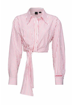 Camicia abbottonata accorciata con strisce verticali rosse e bianche, dettaglio anteriore con nodo e maniche lunghe con accenti ai polsini.