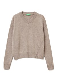 Sweter w kształcie litery V w jasnobrązowym kolorze, wykonany z miękkiego materiału. Posiada obniżone ramiona, prążkowane mankiety i dół, a także luźny, skrócony krój.