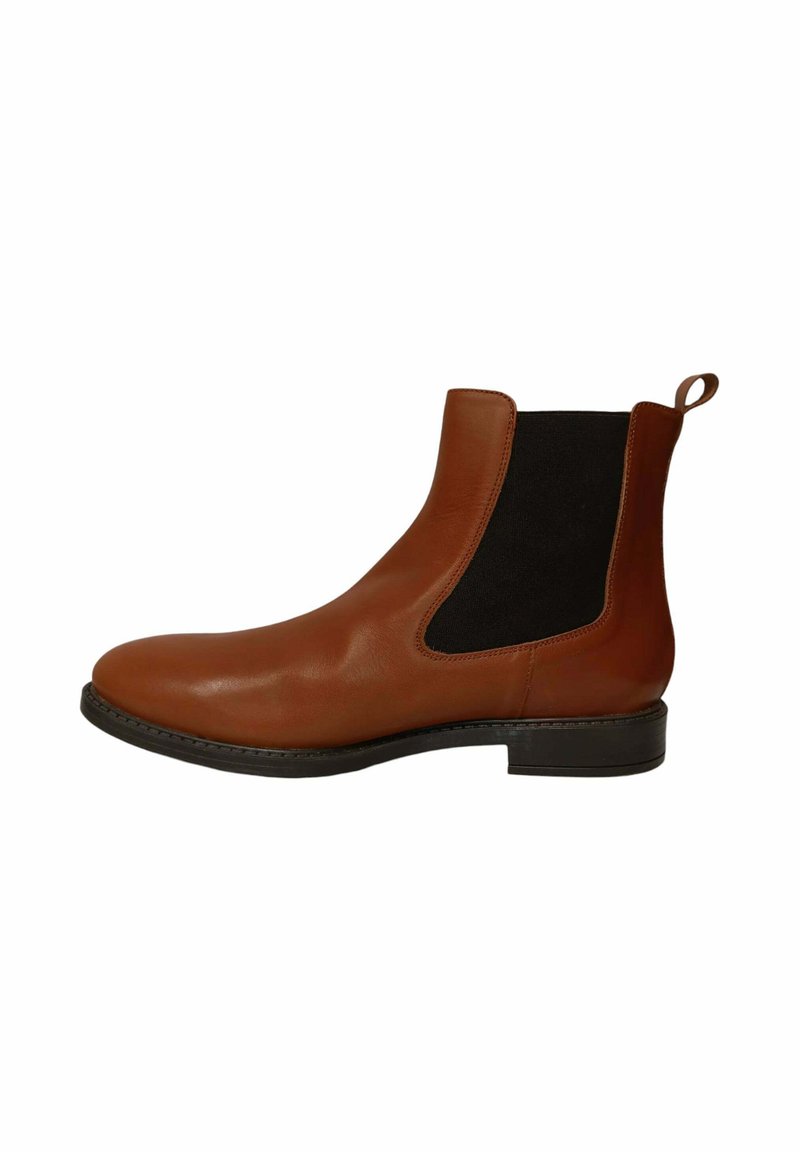 Botín Chelsea de cuero marrón con paneles laterales elásticos negros, punta redondeada y una pequeña lengüeta en la parte trasera. Costura decorativa en la suela.