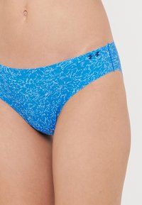 Blauwe bikini-bottom met een textuurpatroon in lichtere tinten blauw, met een lage taille en een elastische tailleband voor comfort.