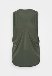 Top sin mangas verde con un dobladillo curvado, diseño con corte en la parte posterior, tela suave y detalles fruncidos en los costados.