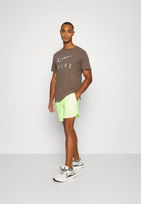 Nike Performance STRIDE - Calções desportivos - ghost green/midnight navy/silver
