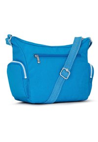 Niebieska nylonowa torba na ramię z zamykaną na zamek przednią kieszenią, kieszeniami bocznymi i teksturowanym paskiem. Posiada srebrne akcesoria i elegancki design.