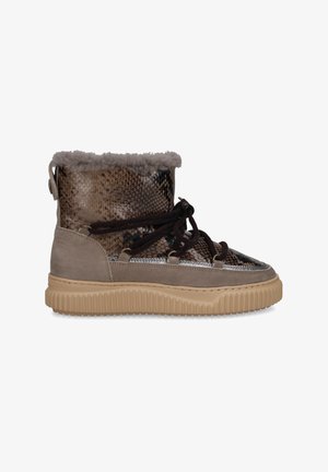 Bottines à motif peau de serpent avec des accents en suède brun, dotées d'un doux col en fourrure grise, de lacets bruns et d'une semelle en caoutchouc avec une adhérence texturée.