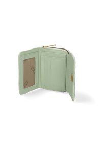 Portafoglio in pelle verde chiaro con finitura testurizzata, dotato di due slot per carte, una tasca trasparente per l'ID e un compartimento per monete con zip. Accenti in hardware dorato.