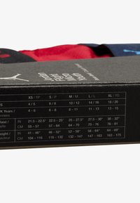 Svart emballasje med produktinformasjon for "Jordan Fight Micro" sokker. Inkluderer størrelsesguide i tommer og centimeter, samt materialdetaljer.