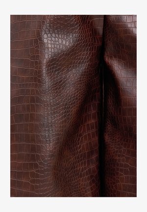 Cuir synthétique marron texturé avec un motif peau de crocodile, présentant un éclat subtil et des plis doux, créant une apparence tactile riche.