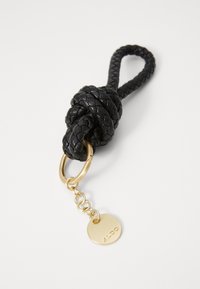 Schwarzer geflochtener Leder-Schlüsselanhänger mit einem verknoteten Design und einem goldenen Metallring. Verfügt über ein rundes Etikett, das mit "ALDO" graviert ist.