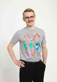 Camiseta de algodón gris con diseños de princesas de dibujos animados coloridos en varias posturas, sobre fondos geométricos en rosa, azul y amarillo.