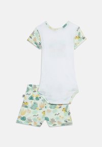 Λευκό βρεφικό κορμάκι με κοντά μανίκια και τύπωμα ζώων της ζούγκλας στα μανίκια, συνδυασμένο με ταιριαστά σορτσάκια με σχέδια φύλλων και ζώων.