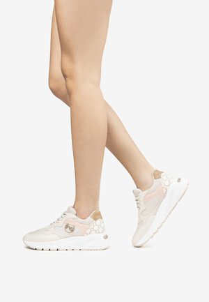 Sneakers sportivi beige con accenti rosa e oro, caratterizzati da un motivo testurizzato sul tallone e una suola bianca imbottita.
