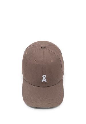 Casquette de baseball marron avec une visière courbée et un petit symbole blanc brodé ressemblant à un « Å » sur le panneau central avant.