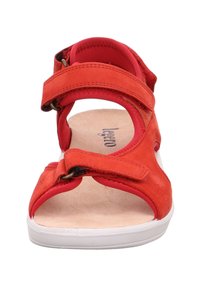 Czerwone sandały z paskami na rzep, otwartym fasonem, wykonane z zamszu, z wyściełaną wkładką i białą gumową podeszwą. Kluczowe elementy metalowe stanowią ozdobę.