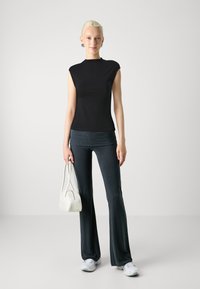 Gina Tricot SOFT TOUCH FUNNEL NECK TOP - Pamata T-krekls - black