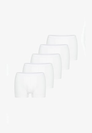 Cinque boxer bianchi semplici da uomo disposti diagonalmente su sfondo bianco, che mostrano la vista frontale e le fasce elastiche in vita.