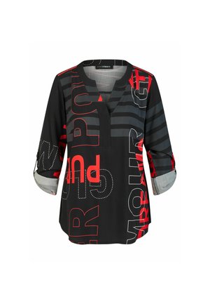 Zwarte blouse met lange mouwen met rode en witte vette tekst en horizontale grijze strepen, met een gespleten V-hals en opgerolde mouwen met knooplusjes.
