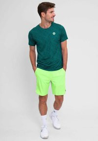 BIDI BADU SPIKE CREW TWO COLORED TEE - Camiseta estampada - dunkelgrün grün