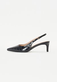 Pantofii slingback din piele patent neagră, cu vârf ascuțit, model texturat de crocodil, curea ajustabilă la glezna și toc de înălțime medie.