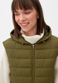 s.Oliver LANGE  MET CAPUCHON - Weste - olivgrün