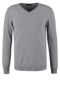 Pull en maille douce gris à col en V, doté de manches longues et de poignets et ourlet côtelés pour une coupe ajustée. Sans motifs ni accents.