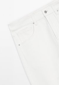 Bílé džíny z denimu se rovný střihem, zapínáním na knoflík a přední kapsou. Hladká textura a jemné detaily prošití.