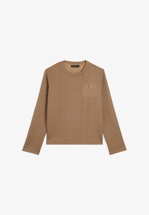 Pull en tricot marron avec un col rond, présentant un motif torsadé texturé et des manches longues. Accent avec un logo de couleur dorée sur le devant.