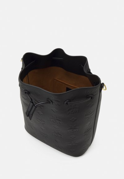 Borsa a secchiello in pelle nera con motivo a logo impresso, chiusura con cordoncino e interno in pelle scamosciata. Presenta una tasca laterale e una texture liscia.
