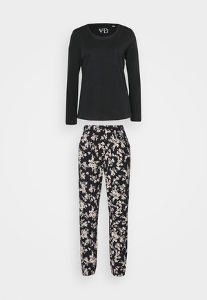 Schwarzes langärmliges Oberteil mit einer Tasche, kombiniert mit schwarzen Blumenmusterhosen. Das Outfit zeichnet sich durch eine lockere Passform und weichen Stoff aus.