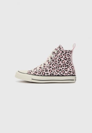 Baskets montantes avec imprimé léopard rose et noir, lacets blancs, et une semelle blanche épaisse avec une bande noire sur un fond clair.