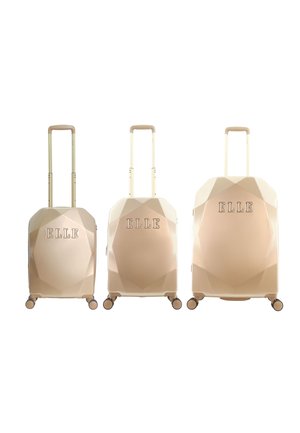 Drei beige Gepäckstücke mit geometrischen Mustern, glatter Textur, eingeprägtem "ELLE"-Branding und ausziehbaren Griffen auf vier Rädern.