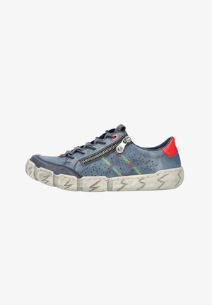 Baskets en cuir bleu avec un design perforé, des coutures vertes et rouges, une fermeture éclair sur le côté et une semelle en caoutchouc grise avec un motif en zigzag.
