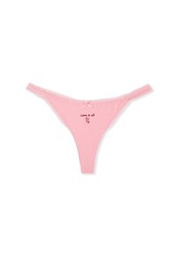 Rosa Baumwoll-String mit Spitzenbesatz, bestickt mit dem roten Schriftzug "Love is all" und einer kleinen rosa Schleife vorne.