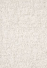 Białe skarpetki dla małego dziecka z małą zagiętą mankietem ozdobione kolorowymi kreskówkowymi zwierzętami i wzorami na stopie.