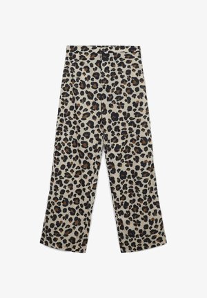 Pantalons léopard en beige, avec une coupe décontractée. Le tissu a une texture lisse avec des taches noires et brunes.