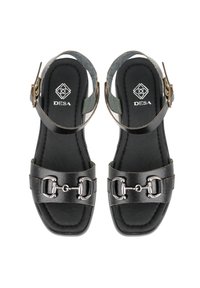Schwarze Leder-Sandalen mit zwei breiten Riemen, die eine dekorative silberne Schnalle haben, einer runden Zehenpartie und einem verstellbaren Knöchelriemen.